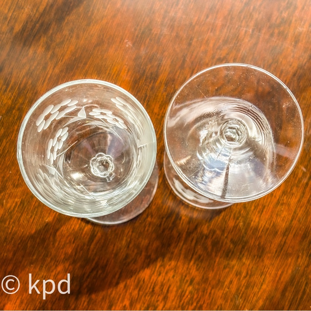Vintage Etched Floral Wine Glasses – Pair of 2 Elegant 1950s Crystal Goblets, - Picture 5 of 10